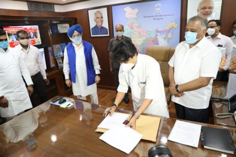 Sh Jyotiraditya Scindia takes charge as Minister of Civil Aviation 2