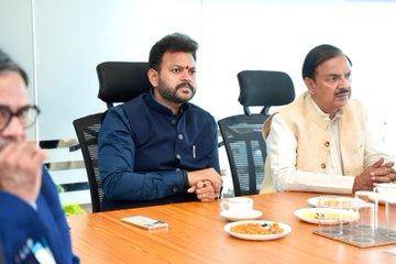 माननीय नागरिक उड्डयन मंत्री श्री राम मोहन नायडू जी ने नोएडा अंतर्राष्ट्रीय हवाई अड्डे पर समीक्षा बैठक की माननीय नागरिक उड्डयन मंत्री श्री राम मोहन नायडू जी ने नोएडा अंतर्राष्ट्रीय हवाई अड्डे पर समीक्षा बैठक की