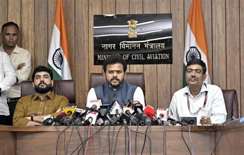 केंद्रीय नागरिक उड्डयन मंत्री श्री किंजरापु राम मोहन नायडू ने 14 जून, 2025 को नई दिल्ली के उड़ान भवन में अहमदाबाद में एयर इंडिया विमान दुर्घटना पर एक संवाददाता सम्मेलन को संबोधित किया और इस घटना पर गहरा दुख व्यक्त किया।