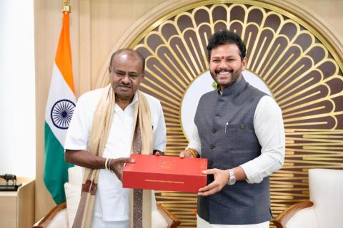 माननीय नागरिक उड्डयन मंत्री श्री राम मोहन नायडू ने नागरिक उड्डयन मंत्रालय में माननीय भारी उद्योग एवं सार्वजनिक उद्यम मंत्री श्री एच.डी. कुमारस्वामी जी से मुलाकात की।